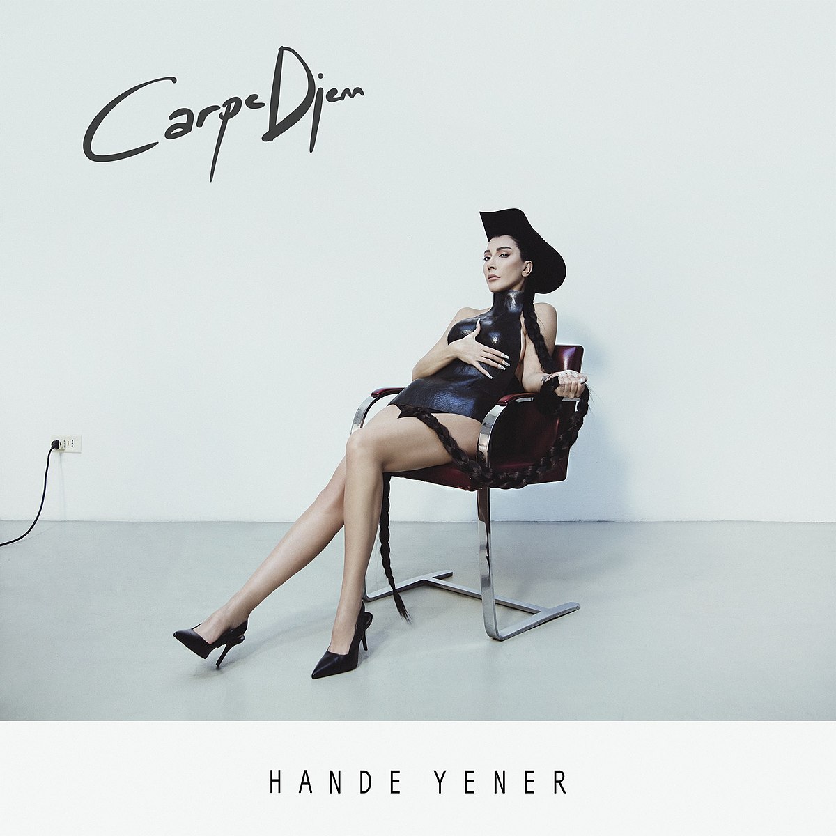 1200px-Hande_Yener_-_Carpe_Diem.jpg