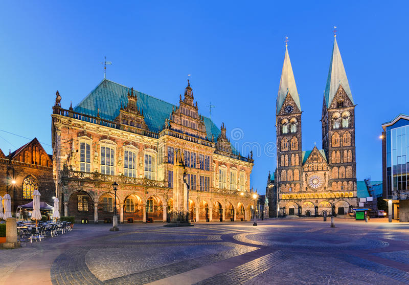 city-hall-cathedral-bremen-germany-night-35092625.jpg