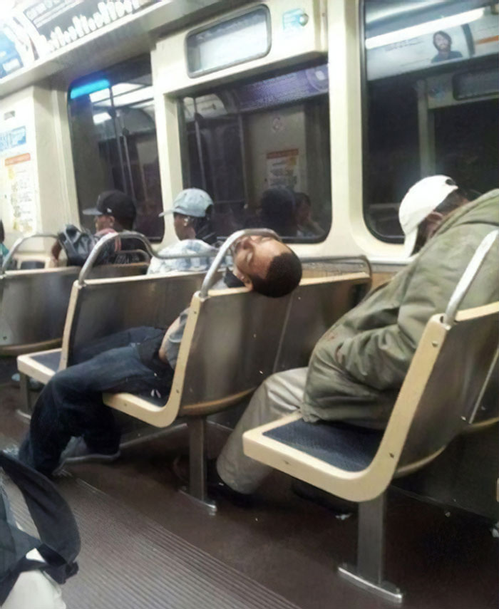funny-people-sleeping-positions-115-5d761dfa08f14__700.jpg