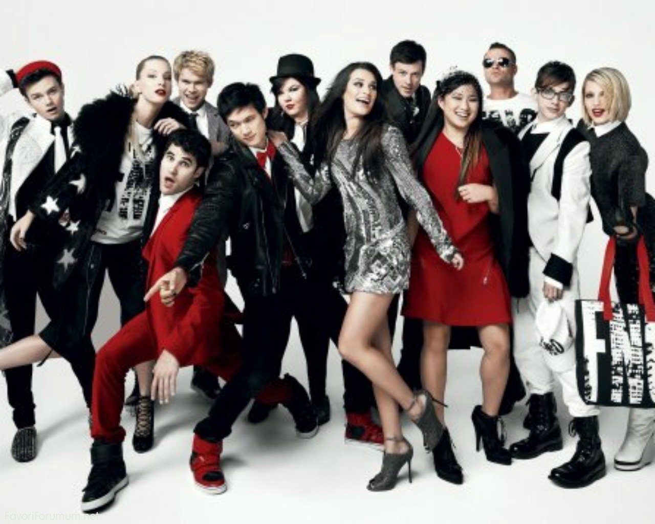 Glee-cast-glee-26569403-1280-1024.jpg