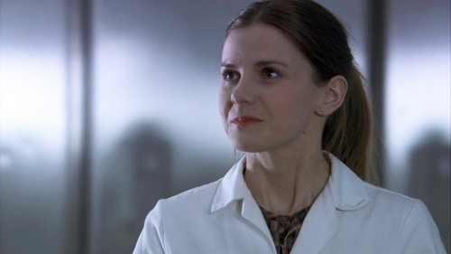 louise-brealey-sherlock-molly-16.jpg