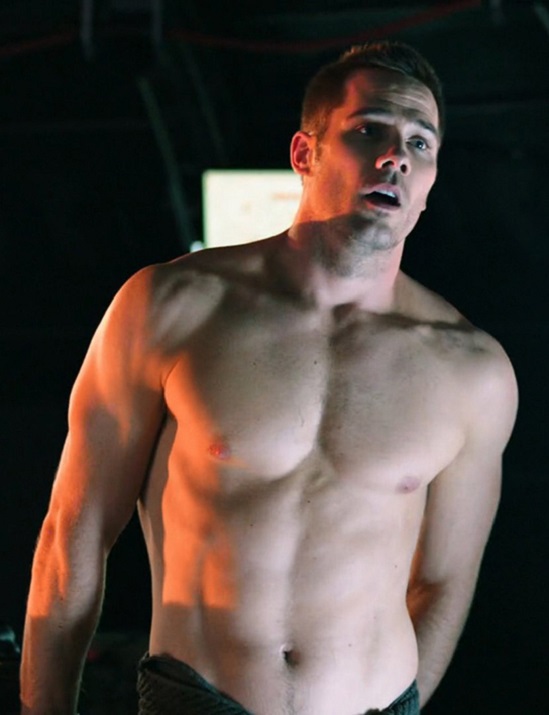 Luke-MacFarlane-in-Killjoys-Episode-1.05-150812-08.jpg