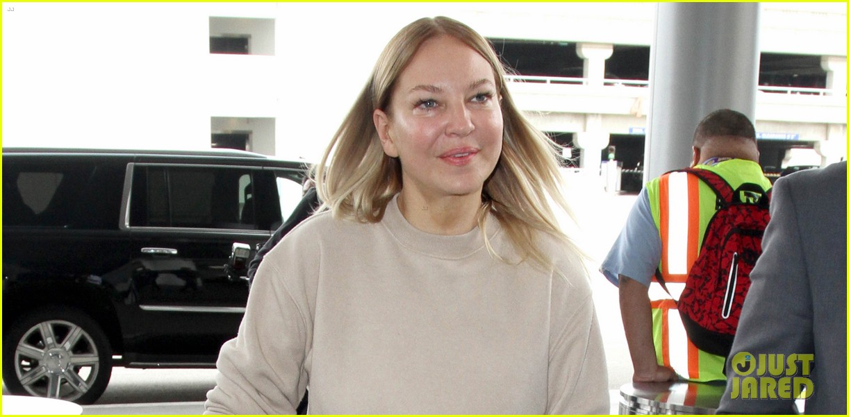 sia-shows-face-at-airport-02.jpg