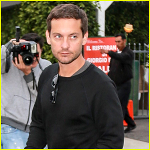 tobey-maguire-steps-out-after-catching-up-with-leonardo-dicaprio-and-orlando-bloom.jpg