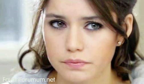 Turkish Actress and Model Beren Saat (Bitar) Pictures(1).jpg